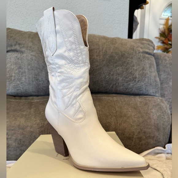 Libya Embroidered Heeled Western Boot - WHITE - Size 9. - Picture 2 of 7